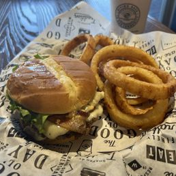 CAJUN BURGER & Onion Rings CAJUN BURGER & Onion Rings