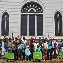 Unitarian Universalists of Petaluma - Enthusiastic members join in at a work party