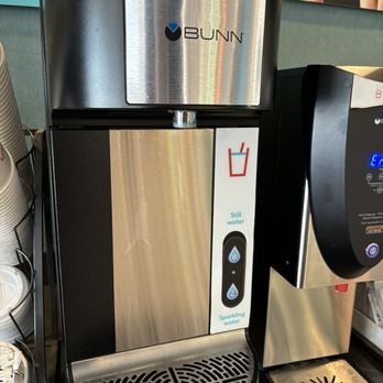 avid hotel Madison - Monona - Water machine can fit a large cup like a Stanley - Hotels Near Me - Monona, Wisconsin