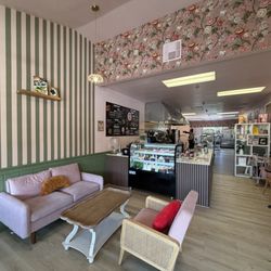 Emilie And The Frenchies - Adorable interior