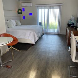 The Salty Mermaid - Oceanfront Hotel - Room 5