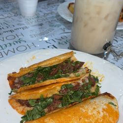 Restaurante The Fenix - Birria tacos and Horchata