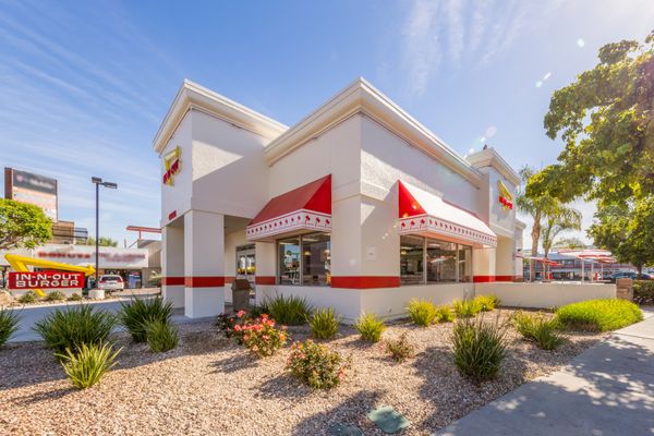 In-N-Out Burger by null