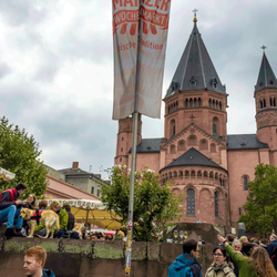Marktfrühstück - Ob Mann mit Frau, mit Kind und Tier - für's Marktfrühstück sind alle hier...