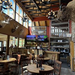Vimy's Lounge & Grill - Bar area