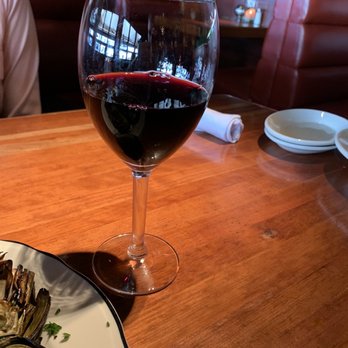 Houston's Restaurant - Glass of red wine was a very nice, generous pour - American Near Me - Pompano Beach, Florida