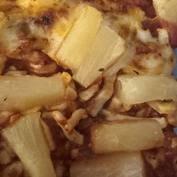 Round Table Pizza - Pieces had unmelted cheese - Pizza Near Me - Lathrop, California