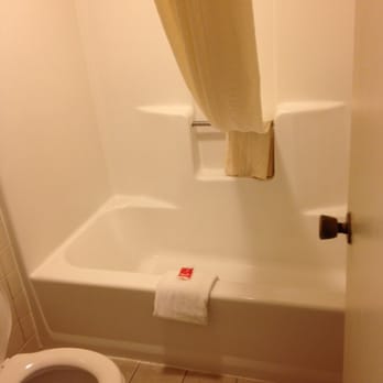 Econo Lodge - Bathroom - Hotels Near Me - Walterboro, South Carolina