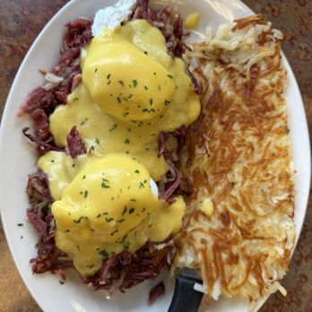 Kitchen Table Cafe - Evergreen Place - Corned beef hash Benedict - Breakfast & Brunch Near Me - Vancouver, Washington