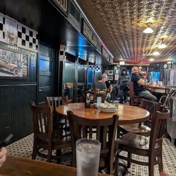 Pizzeria Uno - Inside - Pizza Near Me - Chicago, Illinois