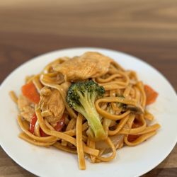 Simply Pho House - Chicken Lo mein