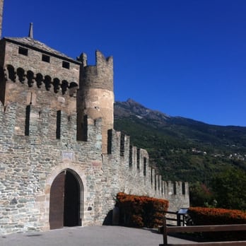 Castello di Fenis - Che visuale...montagne e castello!!!! - Castles Near Me - Fenis, AO