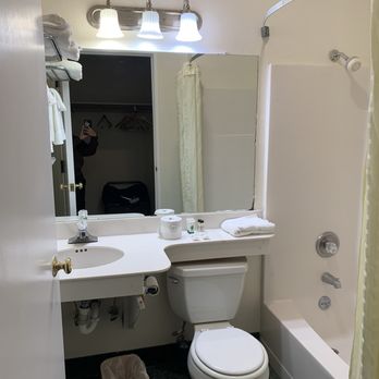 Travel Inn - Bathroom: king room - Hotels Near Me - Sunnyvale, California Travel Inn - Bathroom: king room - Hotels Near Me - Sunnyvale, California