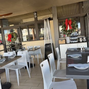 Kaiser Grille Chophouse - Outside seating - Mediterranean Near Me - Palm Springs, California