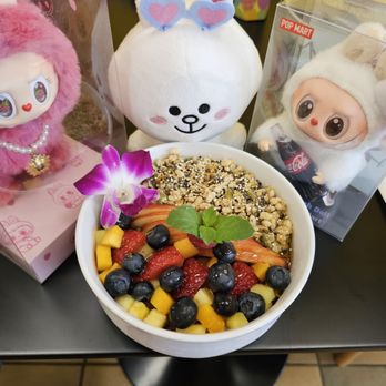 Sunshine & Pineapple - Fresh Açai Bowl! - Breakfast & Brunch Near Me - Honolulu, Hawaii