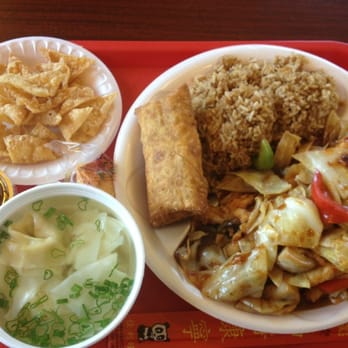 Dragon 1 Express - Schezuan Chicken with Wonton Soup & Egg rolls with some crackers and hot chilli sauce. - Chinese Near Me - Roseville, Michigan