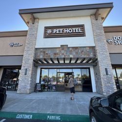Pawtriotic Pet Hotel - Parking drop off and pick up right out front