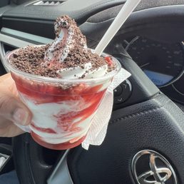 Small size. Vanilla ice cream with strawberries and Oreos Small size. Vanilla ice cream with strawberries and Oreos
