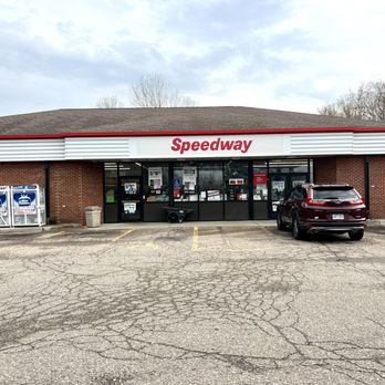 Speedway - a car parked in front of a store - Gas Stations Near Me - Mendota Heights, Minnesota