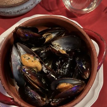 Le Chat Noir - Mussels - waiters recommended to dip the bread in the sauce that sits on the bottom. - French Near Me - Riverside, California Le Chat Noir - Mussels - waiters recommended to dip the bread in the sauce that sits on the bottom. - French Near Me - Riverside, California