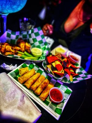 Two Tones Dueling Piano Bar by null