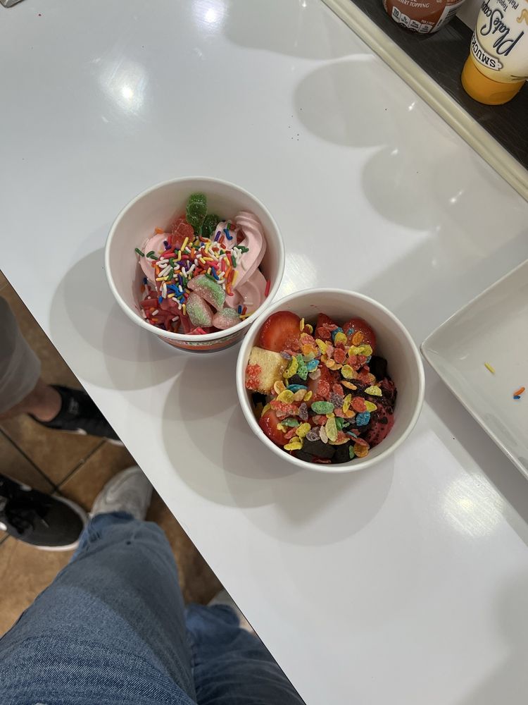 sweetFrog Premium Frozen Yogurt Logo
