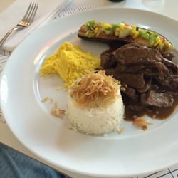 Isca de filé, arroz e banana-da-terra grelhada com vinagrete.