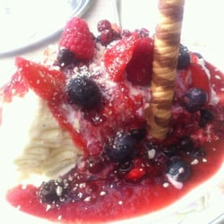 Eiscafe Cortina - Mein lecker Lasagne Eis mit gefrorener Sahne, vielen frischen Wald- & Erdbeeren, Fruchtsoße und Kokosraspeln