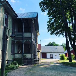Lydde Gård - Entrén med magisk veranda