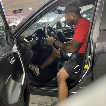Budget - We don't think it's working so we got some assistance from a friendly worker in the parking lot. - Car Rental Near Me - Chicago, Illinois Budget - We don't think it's working so we got some assistance from a friendly worker in the parking lot. - Car Rental Near Me - Chicago, Illinois