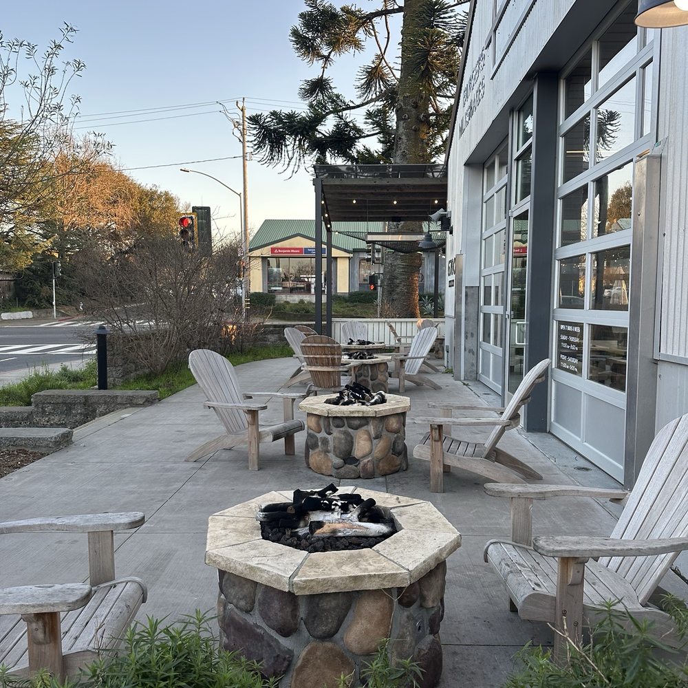 Iggy's Burger - Outside eating - Burgers Near Me - Sebastopol, California Iggy's Burger - Outside eating - Burgers Near Me - Sebastopol, California