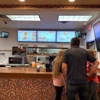 Popeyes Louisiana Kitchen - people standing at the counter - Fast Food Near Me - Lansing, Kansas