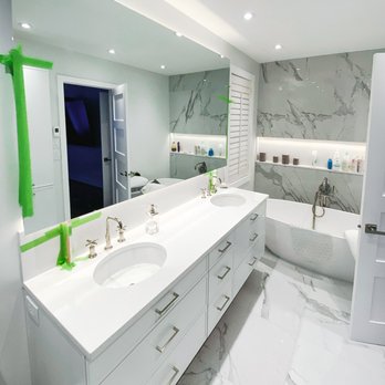 Vitrerie Des Experts - Miroir sur mesure dans une salle de bains luxueuse / Custom vanity mirror in a luxurious bathroom - Glass & Mirrors Near Me - Montreal, Quebec Vitrerie Des Experts - Miroir sur mesure dans une salle de bains luxueuse / Custom vanity mirror in a luxurious bathroom - Glass & Mirrors Near Me - Montreal, Quebec