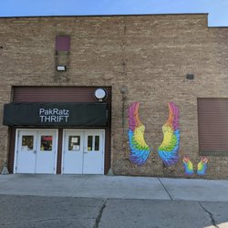 Pak Ratz Thrift - Pretty murals at the entrance