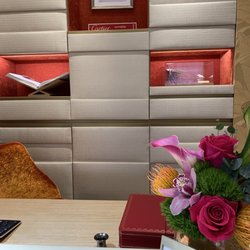 Cartier - Die Cartier Santos Armbanduhr meiner Frau abholen. Picking up my wife's Cartier Santos wristwatch.