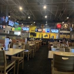 Buffalo Wild Wings - Nice dining room