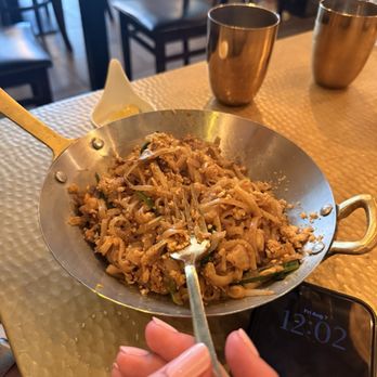 Laut - Chicken Pad Tai - Thai Near Me - New York, New York Laut - Chicken Pad Tai - Thai Near Me - New York, New York
