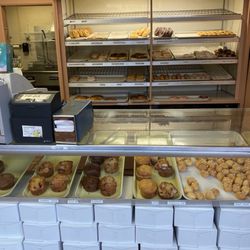 Anna's Hand Cut Donuts - Lots of good choices, arrived mid morning.