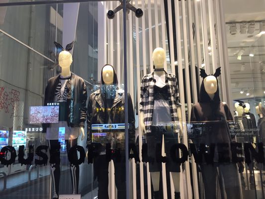 H M Shinjyuku 11 Reviews Fashion 新宿区新宿3丁目5 4 新宿三丁目駅 新宿区 東京都 Japan Phone Number Yelp