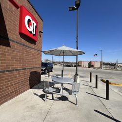 QuikTrip - Outside dining