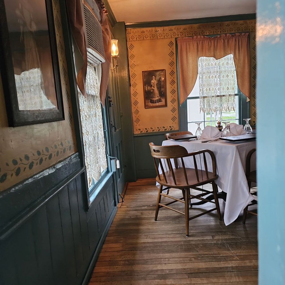 Ye Olde Tavern - Dinning room - American Near Me - Manchester, Vermont Ye Olde Tavern - Dinning room - American Near Me - Manchester, Vermont