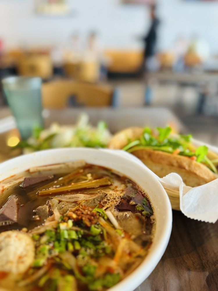 Broken Rice Restaurant Com Tam Viet