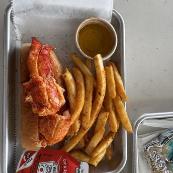 Leons Lobstah Shack - lobster roll - hot - Seafood Near Me - Tampa Bay, Florida Leons Lobstah Shack - lobster roll - hot - Seafood Near Me - Tampa Bay, Florida