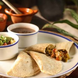La Cueva del Chango - Empanadas con frijoles de la olla y pico de gallo. A escoger con: queso Oaxaca, chaya, champiñones, nopales.
