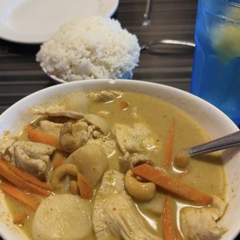 Aloy Aloy Thai Cafe - Yellow Curry Chicken with Cashew's - Thai Near Me - Tomball, Texas