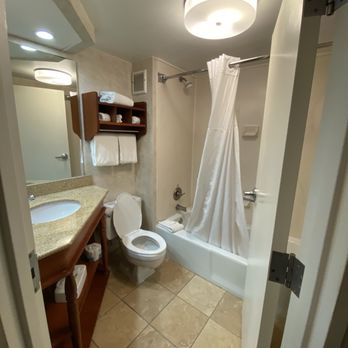 Hampton Inn West Springfield - Bathroom - Hotels Near Me - West Springfield, Massachusetts