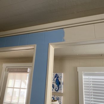 Island Time Inn - I guess the painter got tired. This is a living room wall. - Vacation Rentals Near Me - Bradenton Beach, Florida