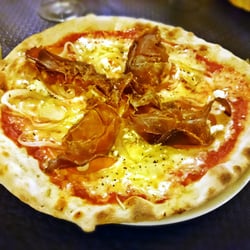 Los Italianos - pizza con cecina,  queso de cabra  y  cebolla.  mmmmmmmm