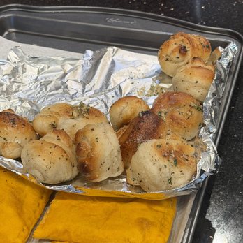 Aris Pizza - garlic knots and beef patty in the window - Pizza Near Me - Brooklyn, New York Aris Pizza - garlic knots and beef patty in the window - Pizza Near Me - Brooklyn, New York