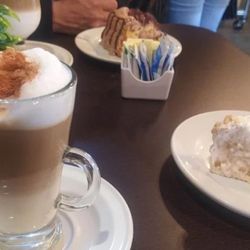 Arlequín | Pastelería Fina y Café - Capuchino y pastelito